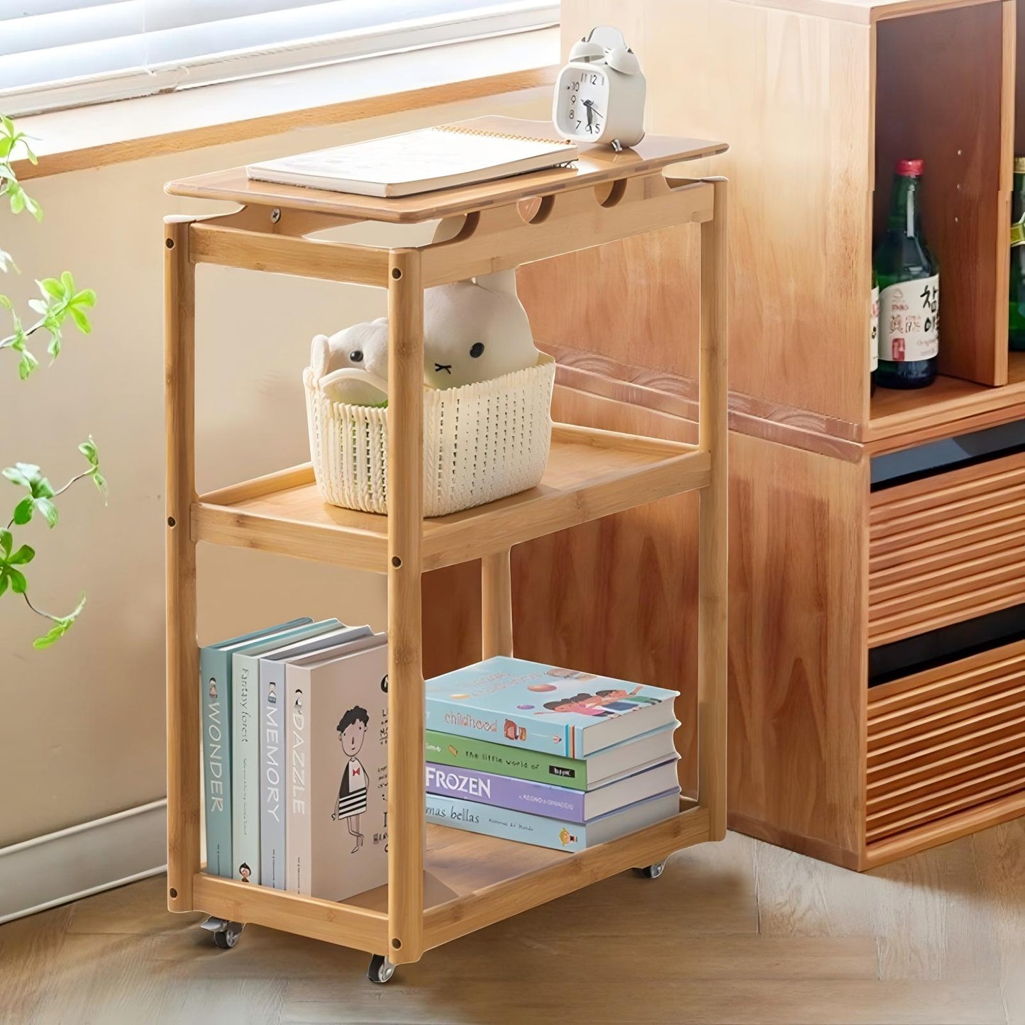 WAOHO Bambus Couchtisch, Beistelltisch, 3-lagig, fahrbar auf Rollen Sofatisch, Schlafzimmer & Büro,Kaffeetisch, Laptoptisch, einfacher Aufbau, für Wohnzimmer